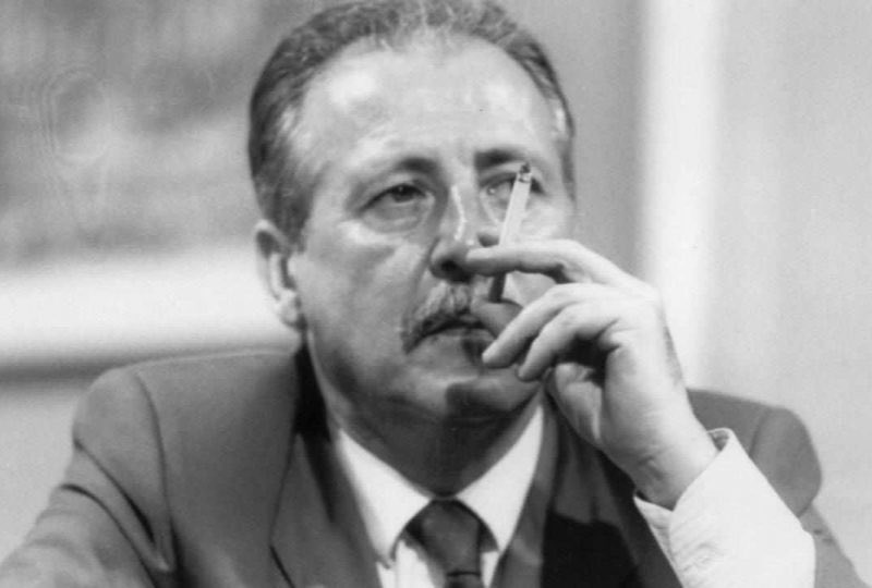 Oggi ricordiamo il sacrificio di #PaoloBorsellino e della sua scorta.

Magistrato, uomo di Stato e modello per tutti coloro che combattono la #mafia che soffoca la nostra terra.

A Paolo Borsellino, che ci ha insegnato a combattere la paura con il coraggio.
#19luglio.