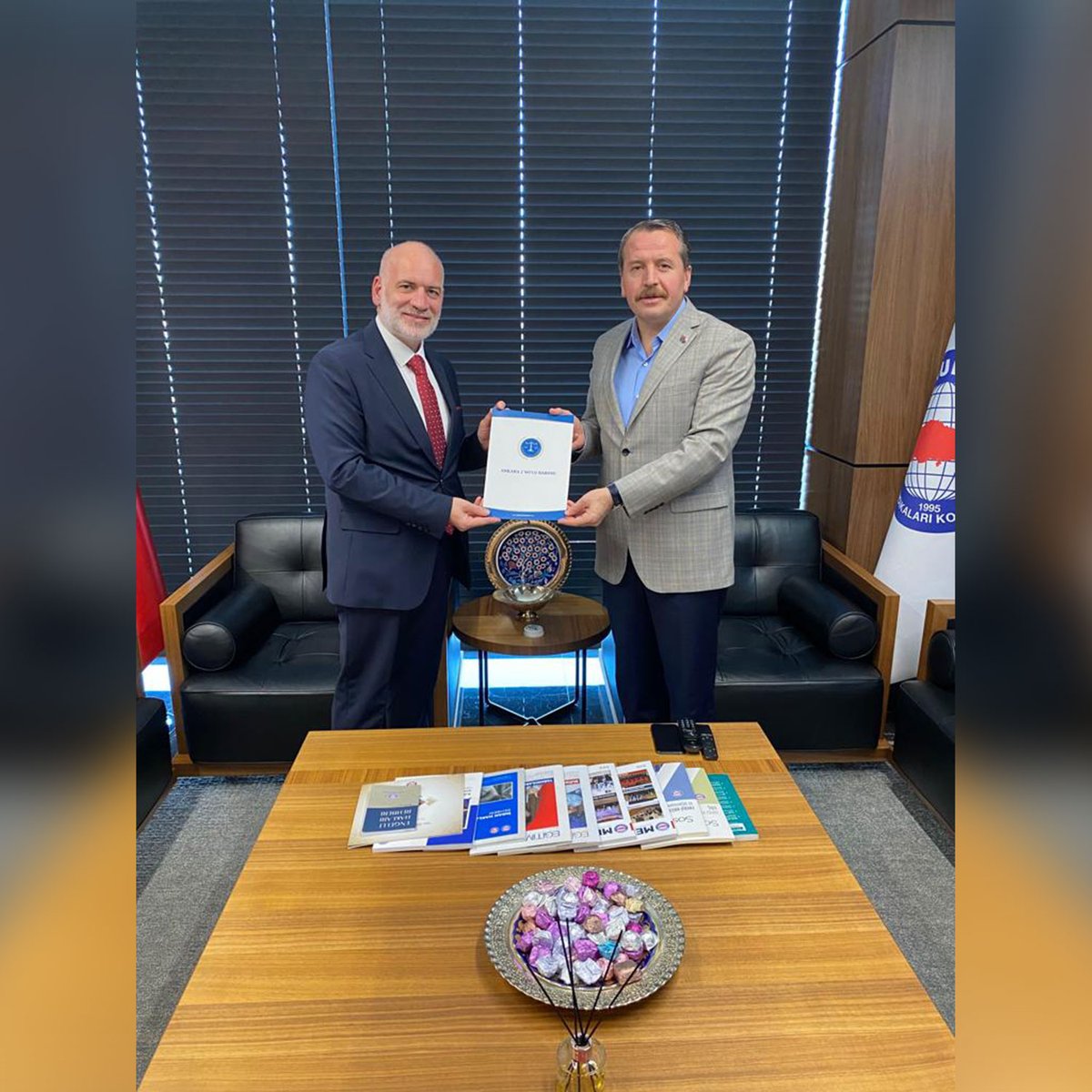 Ağustos ayında başlayacak 7. Dönem Toplu Sözleşme öncesi kamudaki meslektaşlarımızın sorunlarını çözecek, alım güçlerini yükseltecek talep ve öneriler Baro Başkanımız Av. Sabri Hafif tarafından yetkili Konfederasyon Memur-Sen Genel Başkanı Ali Yalçın’a sunuldu.