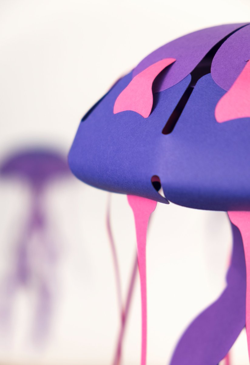 plegopaper's tweet image. Ja està aquí la novetat més fresca i picant de l&apos;estiu!
Amb  un muntatge senzill i ràpid, sense cola, i amb una vibrant combinació  de colors; et presentem la nostra medusa: la Chrysaora hysoscella. 
#paperdesign #foldinginlove #jellyfish #decoration #plego #paperart #papercrafts