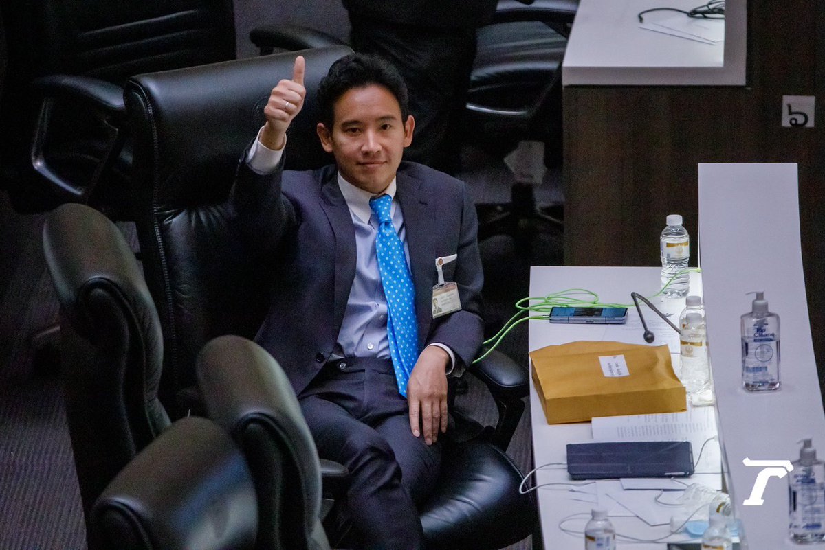 Thairath_News's tweet photo. #พิธา ยกนิ้วโป้งให้สื่อมวลชนบันทึกภาพ หลังจากมีซองเอกสารสีน้ำตาล จ่าหน้าซองว่า “เรียน นายพิธา ลิ้มเจริญรัตน์ สมาชิกสภาผู้แทนราษฎร” มาวางอยู่ที่โต๊ะด้านหน้า⁣
⁣
หลังจาก #ศาลรัฐธรรมนูญ มีมติ 7:2   สั่งให้หยุดปฏิบัติหน้าที่ ส.ส. แต่ยังคงร่วมการประชุมสภาอยู่⁣
⁣
📍อาคารรัฐสภา เกียกกาย⁣⁣
⁣⁣
ภาพ : ธนัท ชยพัทธฤทธี⁣⁣
⁣⁣
#โหวตนายกรอบ2 #พิธา #ประชุมสภา #โหวตนายก #ThairathPhoto #ไทยรัฐออนไลน์