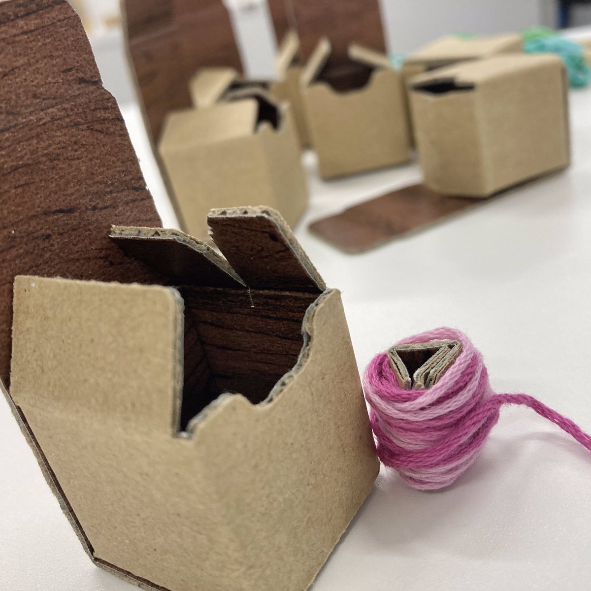 case_buy_case's tweet photo. 7/22,7/23開催のこどもフェスタで使用するダンボール組みひも機（仮）の紹介です。
組みひもの紐はこの箱に入れて箱を持って動かすことで組みひもを作ります。簡単な作業なので、こどもでも楽に作ることができます。

#協和ダンボール
#段ボール
#イベント
#こども
#岐阜県
#恵那市 https://t.co/B6FHlqr1hk