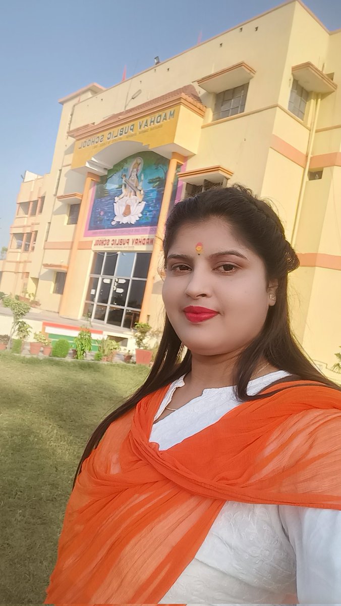 आज अपने जन्मदिन पर सभी श्रेष्ठ जनों को सादर प्रणाम करती हूं 
माता पिता गुरु को सादर प्रणाम, करती हूं  सभी का आशिर्वाद हम पर बना रहे बस भगवान भोलेनाथ से यहीं बारम्बार प्रार्थना करती हूं
जय श्री राम 💐🙏🙏