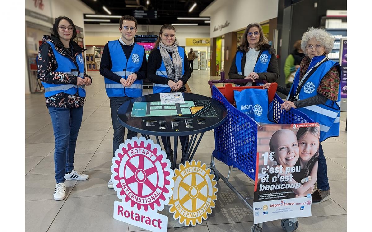 Rotary's tweet photo. Jetons Cancer is an initiative led by #Rotary clubs in France &amp; Belgium. Donations are collected at store entrances, providing shopping cart tokens in exchange for a euro. Funds are used to support the purchase of technological tools vital in the fight against cancer 🪙 🛒 💛 https://t.co/DjWHOjeauE