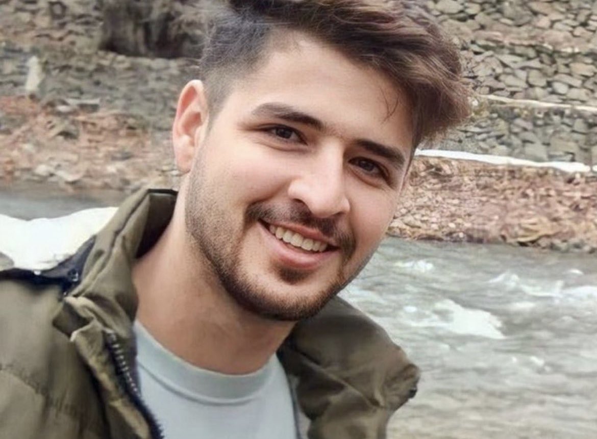 C_AB_'s tweet image. Heute sitzt #MohammadGhobadlou seit 300 Tagen im Gefängnis. Er ging für #FrauLebenFreiheit auf die Straße, wurde gefoltert und in einem unrechtmäßigen Schauprozess zum Tode verurteilt. Seine Hinrichtung droht jeden Tag! Das dürfen wir nicht zulassen! #StopExecutionsinIran