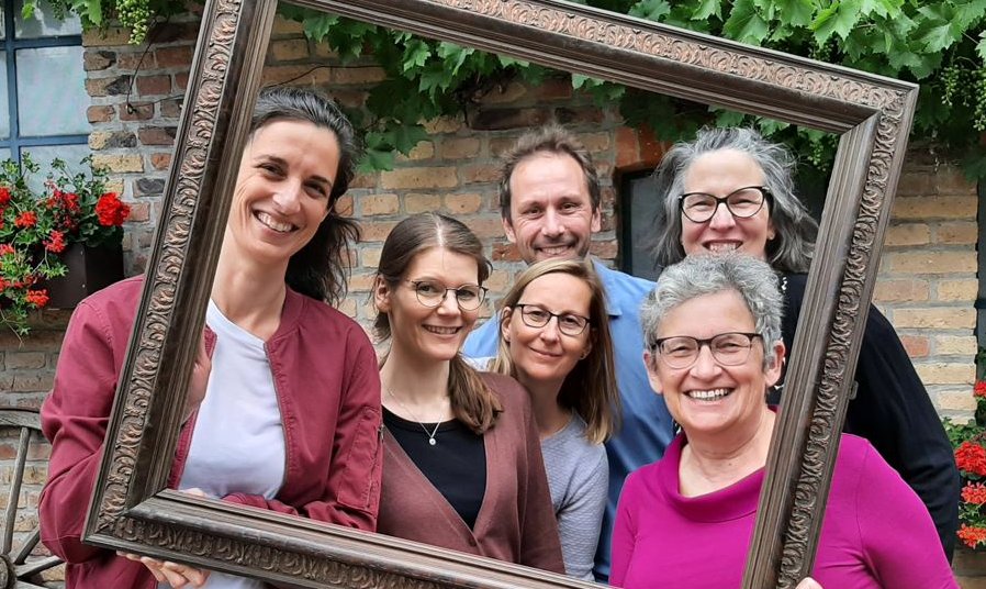 Hängt das Bild schief? Das neue Veranstaltungsprogramm der vhs Main-Taunus-Kreis hat ein paar praktische Tipps, und passend zum Loriot-Jubiläum auch einen Vortrag über den Jahrhunderthumoristen. vhs-mtk.de #vhs #mtk #hofheim #volkshochschule <a href="/mtk_info/">Main-Taunus-Kreis</a>