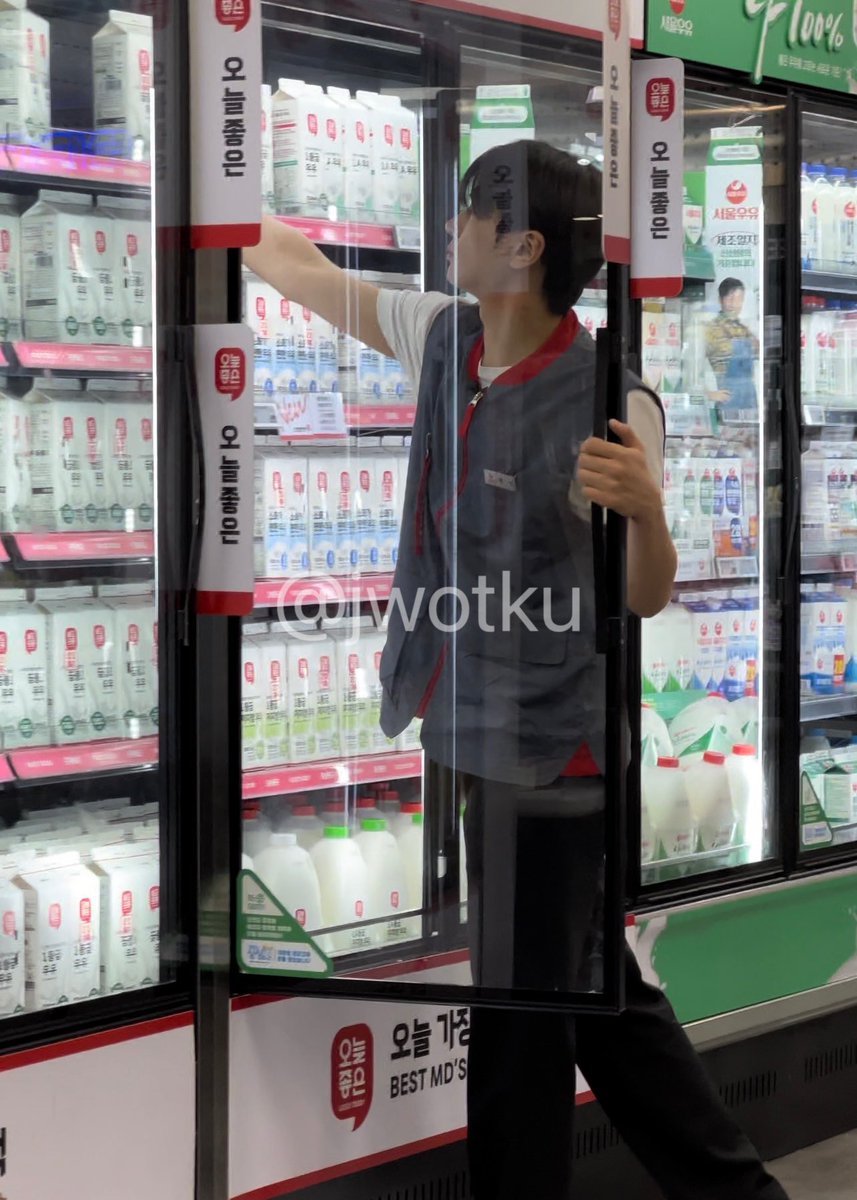 nocontextpjs's tweet photo. the most handsome part-timer i’ve ever seen https://t.co/mgw66ob5pi
