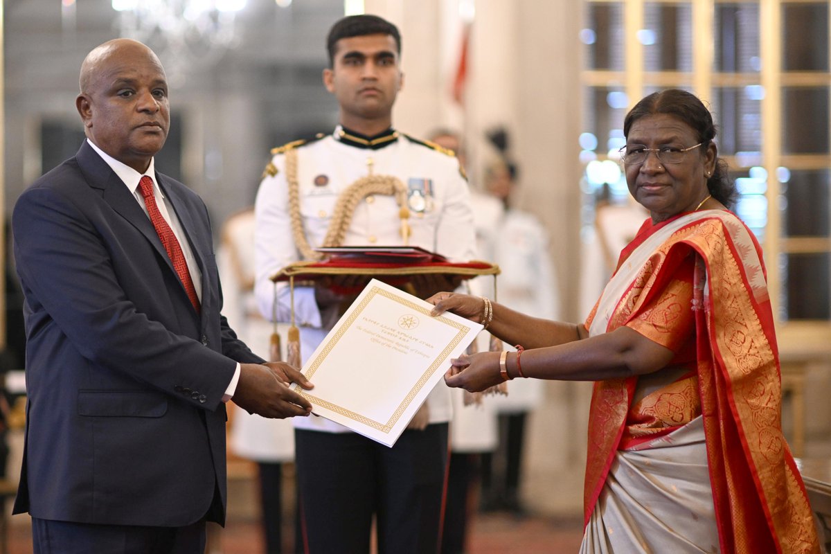 President Droupadi Murmu received credentials from Mr Clemente Pedro Francisco Camenha, Ambassador of the Republic of Angola and Mr Demeke Atnafu Ambulo, Ambassador of the Federal Democratic Republic of Ethiopia at Rashtrapati Bhavan