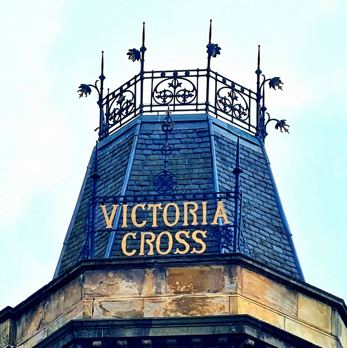 Love this bit of metalwork at the top of a building at Victoria Cross on the southside of Glasgow. I particularly like the font used for the lettering. 

Cont./

#glasgow #victoriacross #victoriaroad #architecture #glasgowarchitecture #glasgowbuildings #metalwork #brattishing