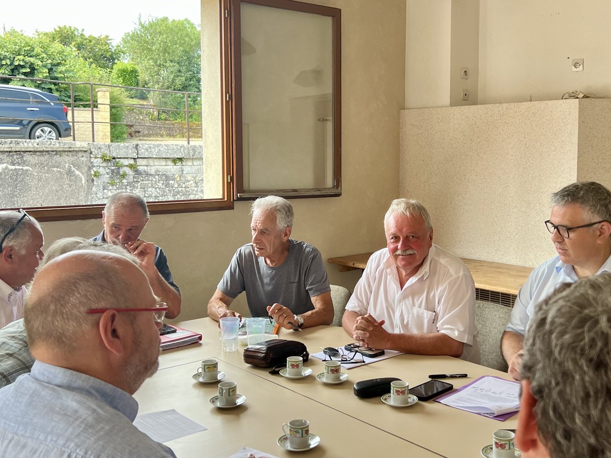 CroizierLaurent's tweet photo. Les nuisances provoquées par le passage des poids lourds dans les villages traversés par la #RN83 sont une des principales inquiétudes des habitants de ces communes.
Le 10 juillet, avec mon collègue @jf_longeot, nous avons réuni les acteurs concernés dans la commune de Samson. https://t.co/OBDoR9Zgq5
