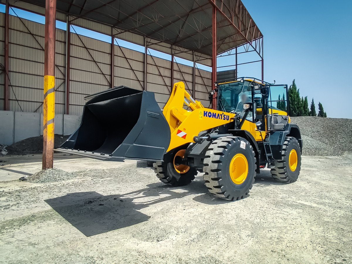 KomatsuEspana's tweet photo. Vamos con unas fotos de la entrega de una #Pala #Cargadora #Komatsu WA320-8E0 por parte de nuestro distribuidor en Alicante, RECAMBIOS LOEMI.
Esta #potente pala cargadora #WA320-8E0 tiene un peso operativo de 16.000 kg y un motor Komatsu EU Stage V. https://t.co/IPhBzt4ySA
