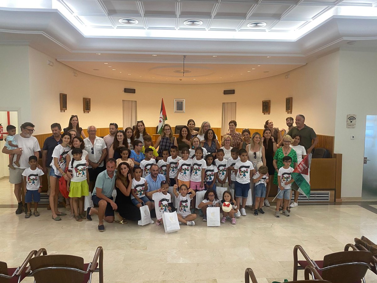 En la vesprada d’ahir tinguerem oportunitat d’acompanyar a la recepció al nostre ajuntament dels xiquets i xiquetes sahrauis 🇪🇭 que, un any més, passaran l’estiu a #paterna gràcies al programa #VacancesEnPau 😍

#sàharalliure 🇪🇭