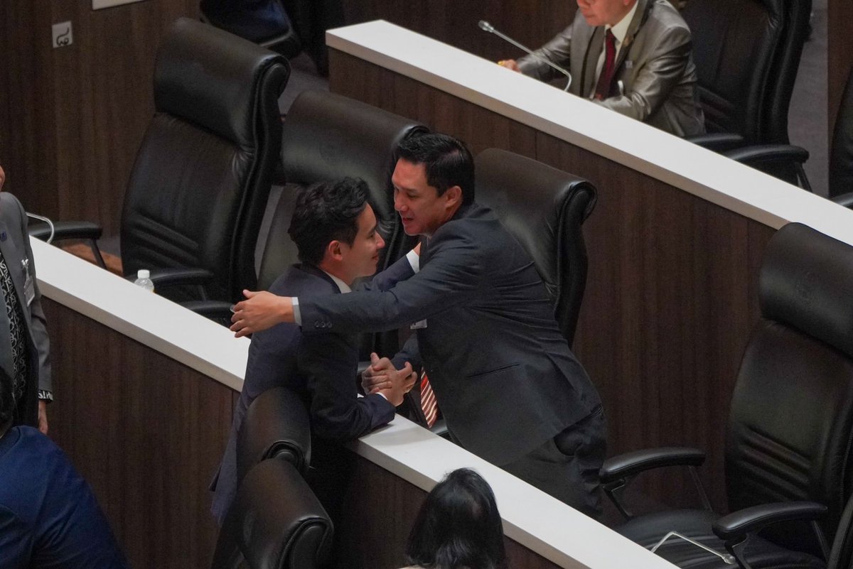SAHINOP's tweet photo. 'บรู๊ค ดนุพร' ส.ส.บัญชีรายชื่อ #เพื่อไทย
โผกอด 'พิธา ลิ้มเจริญรัตน์' ส.ส.บัญชีรายชื่อ #ก้าวไกล 

ระหว่างพิธา เดินออกจากห้องประชุมสภาฯ หลังศาลรัฐธรรมนูญมีคำสั่งให้ "หยุดปฏิบัติหน้าที่ ส.ส." จากกรณี "ถือหุ้น itv" 

โดยคำสั่ง "หยุดปฏิบัติหน้าที่" มาถึงสภาฯ รอประธานอ่านคำสั่ง 

ขณะที่ในสภา ถกเถียงเรื่องข้อบังคับที่ 41 ส่อล้ม #โหวตนายกรอบ2 อ้างการเสนอพิธา คือการเสนอญัตติเดิม ได้ยินคำว่า "ญัตติ" ไม่ต่ำกว่า 100 รอบ