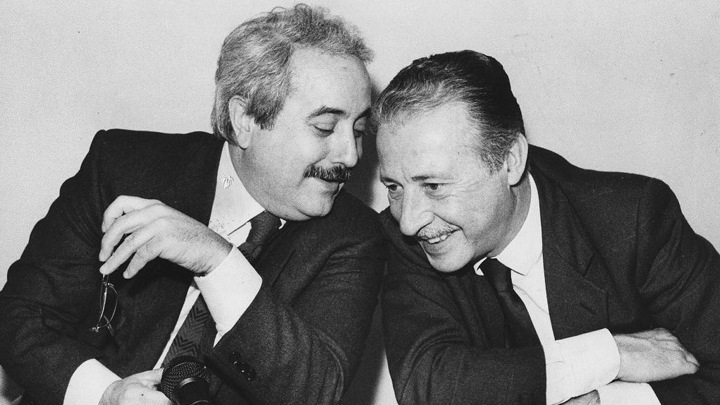 🔵#ViadAmelio, #Mattarella: "Il nome di #Borsellino, come quello di #Falcone, mantiene inalterabile forza di richiamo. Il loro esempio ci invita a vincere l'indifferenza, a combattere le zone grigie della complicità con la stessa fermezza con cui si contrasta l'illegalità".