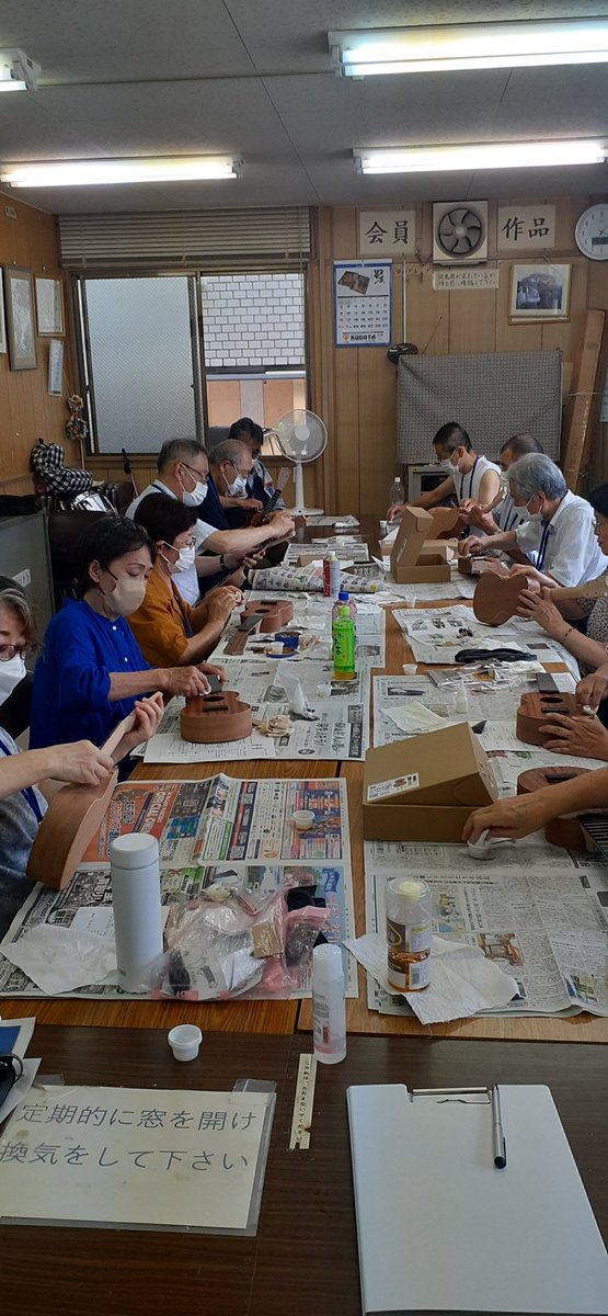 choir70507954's tweet photo. シニア大学の第2回目の「ウクレレを作って遊ぼう」講座無事終了♪
参加者の皆さんも喜んでくれて、あっという間の2時間!
次回からは演奏編のスタートです。
#Ukit https://t.co/wobOol8viI