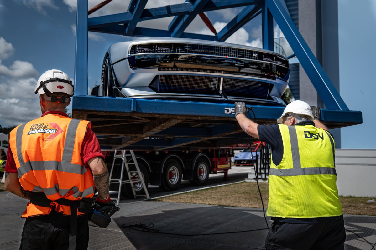 DWTransport's tweet photo. Another day working alongside
@Hyundai_Global lifting their Hyundai N Vision 74. A hydrogen
prototype coupe...retro futurism at it's core. A perfect
zero emissions sportscar! ⚡️
#hyundai #goodwoodfestivalofspeed #Hydrogen
#sportscar https://t.co/fFhM3PTLkB