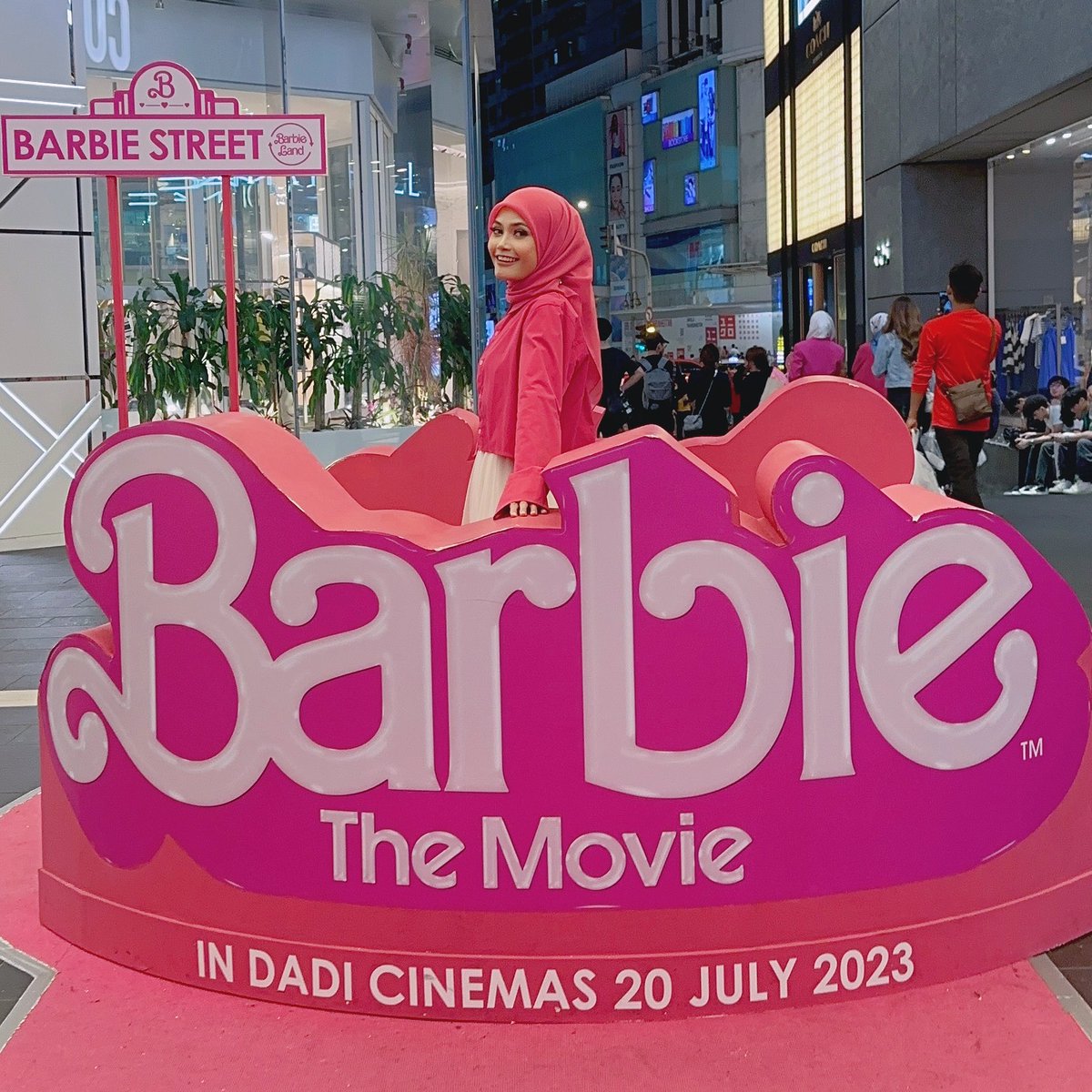 nisa_kay's tweet image. Melihat kepada semua pic dan video yang hazab ye pecah and blur semalam… aku mengubati kesedihan ini dengan dua pic yang aku sedaya upaya edit agar tidak terlihat terlalu hansuang. 

#Barbie 
#BarbieGalaPremiere 
#PavilionKL #DadiCinema