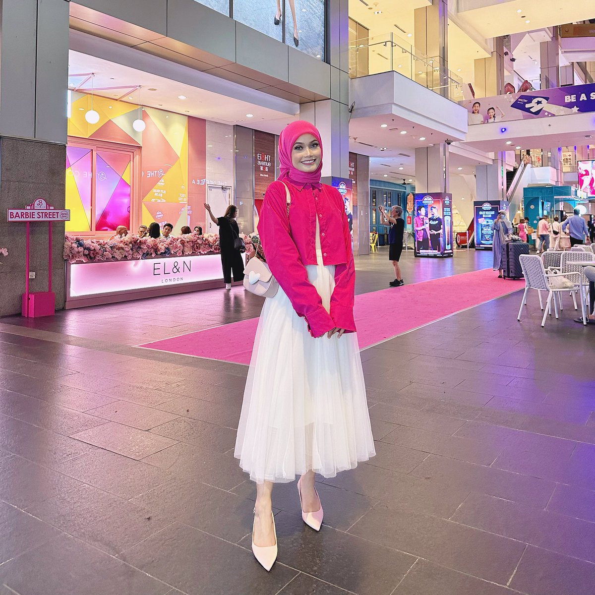 nisa_kay's tweet image. Melihat kepada semua pic dan video yang hazab ye pecah and blur semalam… aku mengubati kesedihan ini dengan dua pic yang aku sedaya upaya edit agar tidak terlihat terlalu hansuang. 

#Barbie 
#BarbieGalaPremiere 
#PavilionKL #DadiCinema