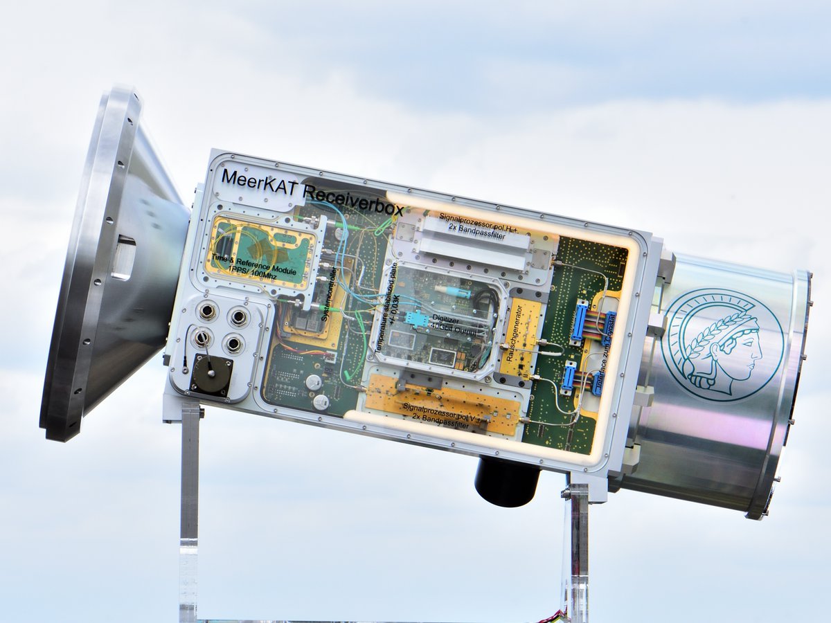 MPIfR_Bonn's tweet photo. Radioteleskope wie das 100m #Radioteleskop in #Effelsberg oder #MeerKAT empfangen #Radiosignale von verschiedenen Objekten aus dem #Universum - beispielsweise #Linienstrahlung von Atomen, Signale von #Pulsaren oder auch von Schwarzen Löchern.
⬇️
photo credit: Sener Türk https://t.co/UOVzaTMune