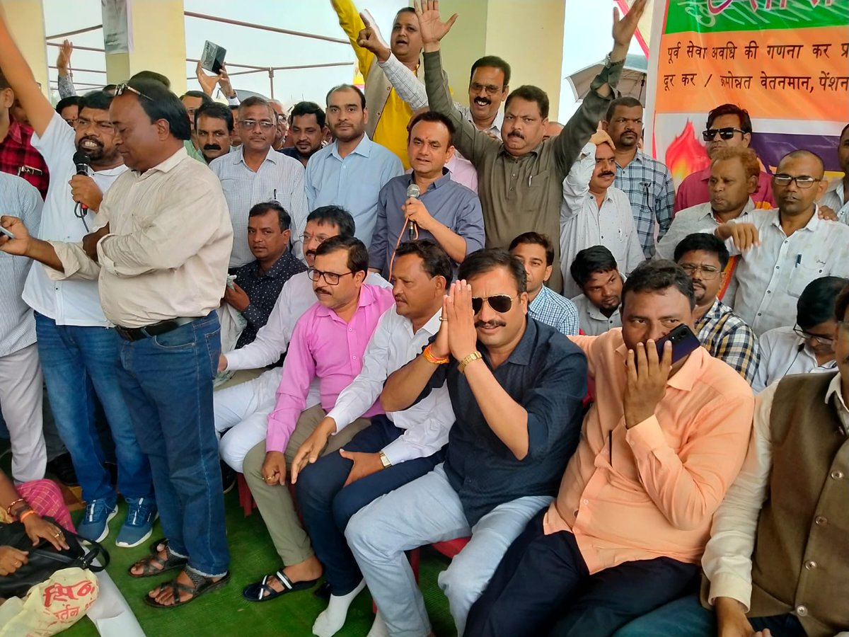 Sanjaysharmacg's tweet photo. शिक्षको ने अपने पूर्व सेवा गणना, प्रथम नियुक्ति तिथि से सेवा का लाभ देने, सहायक शिक्षको की वेतन विसंगति, क्रमोन्नति वेतनमान, कुल 20 वर्ष की सेवा में पूर्ण पेंशन देने की मांग को लेकर रैली निकालकर @bhupeshbaghel जी को मांगपत्र दिया,
@ChhattisgarhCMO 
@RahulGandhi
@priyankagandhi https://t.co/lTrOzUvjJq