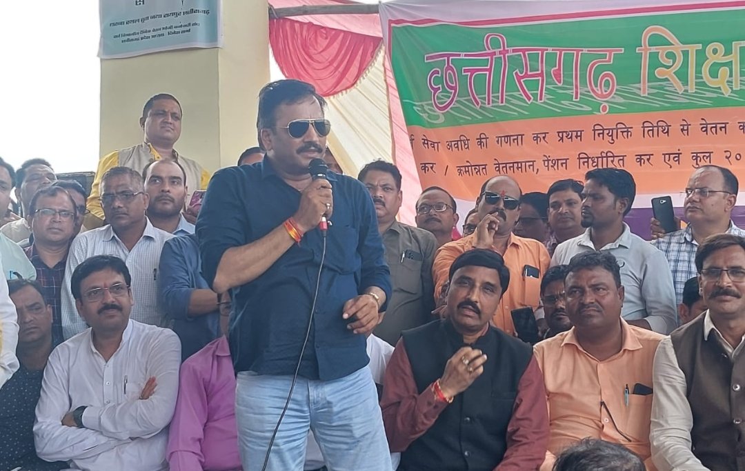 Sanjaysharmacg's tweet photo. शिक्षको ने अपने पूर्व सेवा गणना, प्रथम नियुक्ति तिथि से सेवा का लाभ देने, सहायक शिक्षको की वेतन विसंगति, क्रमोन्नति वेतनमान, कुल 20 वर्ष की सेवा में पूर्ण पेंशन देने की मांग को लेकर रैली निकालकर @bhupeshbaghel जी को मांगपत्र दिया,
@ChhattisgarhCMO 
@RahulGandhi
@priyankagandhi https://t.co/lTrOzUvjJq