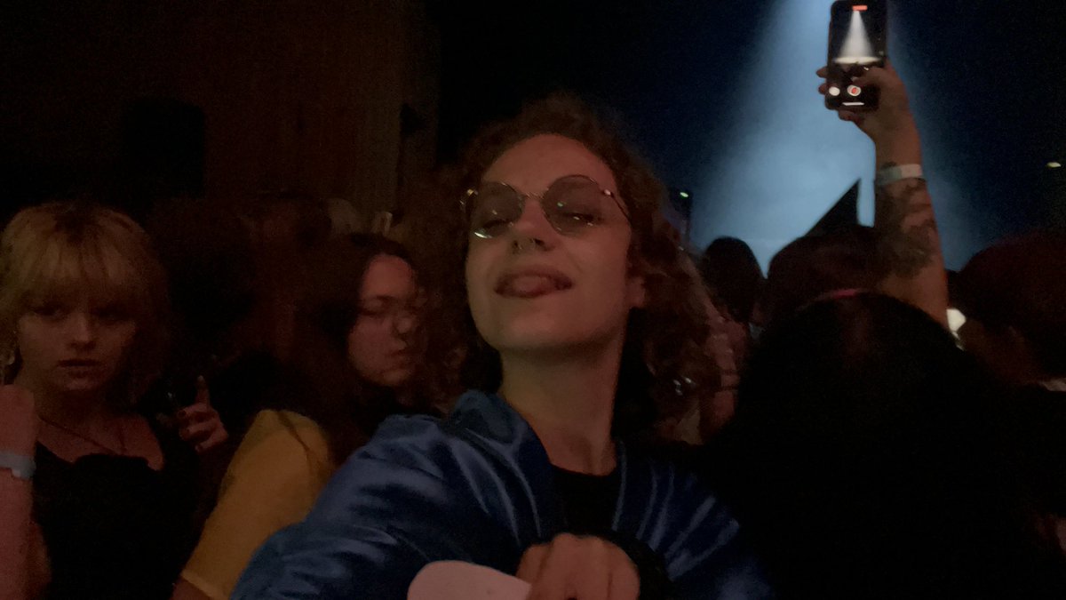 касі чемодан 🇺🇦 SAW JANEK zajebiscie біла майка tweet media