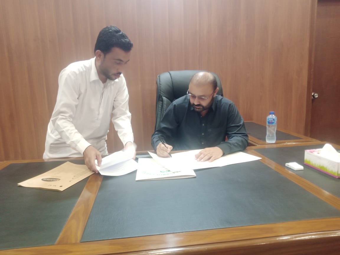 اللّٰہ تعالیٰ کے فضل و کرم سے آج میں نے باقاعدہ طور پر اپنے ڈسٹرکٹ چیئرمین شپ کا چارج سنبھال لیا ہے۔ 
میری ہر ممکن کوشش ہوگی کہ میں اپنے عوام کی بہترین طریقے سے خدمت کروں۔
آپ تمام حضرات سے نیک دعاؤں کی درخواست ہے۔