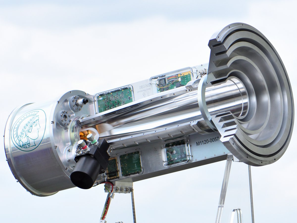 MPIfR_Bonn's tweet photo. Radio telescopes such as the 100m radio #telescope in #Effelsberg or #MeerKAT receive radio signals from the #universe emitted by various objects - for example, line radiation from #atoms, signals from #pulsars, or even from black holes.
⬇️
photo credit: Sener Türk https://t.co/XmeXJM2AHx
