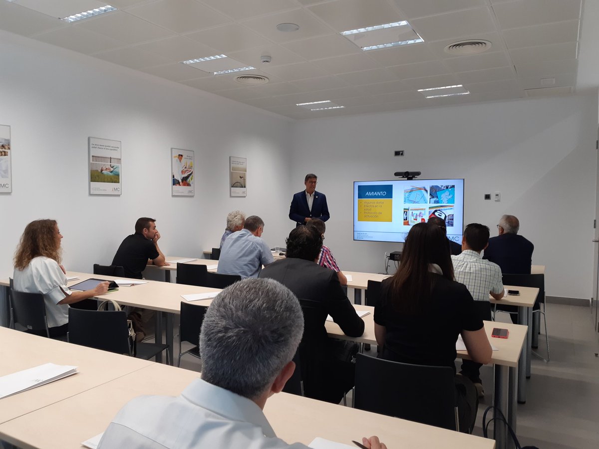 Amb <a href="/asempiab/">ASEMPIAB</a> iniciem la sessió sobre la gestió preventiva de l' amiant conduïda per experts de <a href="/MCMUTUAL/">MC MUTUAL</a> que expliquen les conseqüències legals i responsabilitat empresarial en aquest àmbit. A Catalunya encara hi ha 4 milions de tones d'amiant. Objectiu per erradicar-lo 2032.