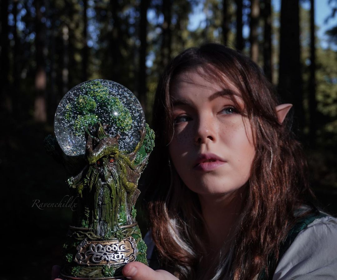 NemesisNow's tweet image. Travel the mystical worlds of Middle Earth with our officially licensed Lord of the Rings MiddleEarth Treebeard Snow Globe 🌳

Thank you to 📷 ravenchildx over on Instagram for sharing this magnificent photo ✨

🧙‍♂️ ow.ly/bSpP50PaCzU

#LOTR #MiddleEarth #Treebeard