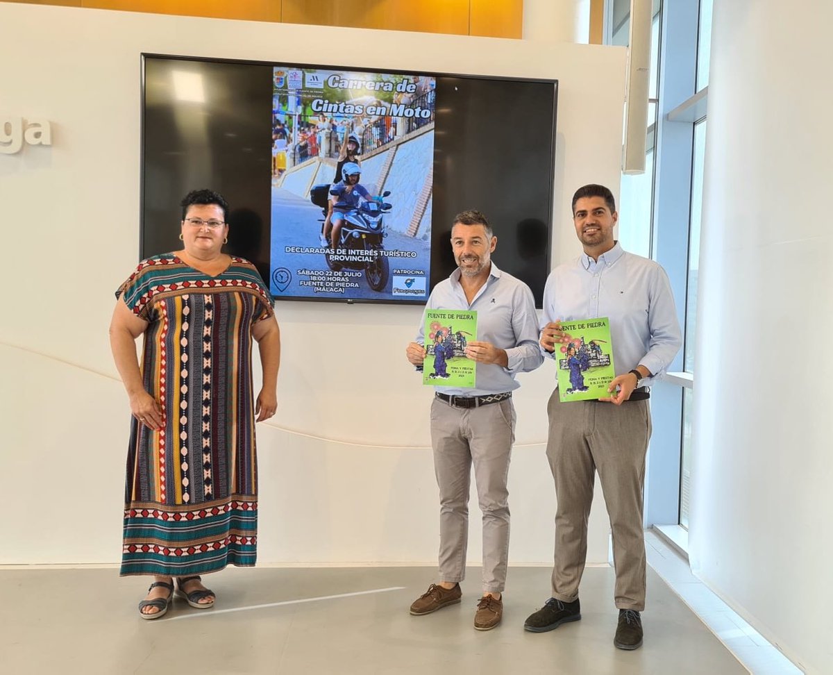 diputacionMLG's tweet image. El vicepresidente de Desarrollo Económico y Social de la @diputacionMLG, @juanrosasgallar, junto al alcalde de #FuenteDePiedra, Siro Pachón, presentan la Carrera de Cintas en Moto de Fuente de Piedra, de #SingularidadTurística Provincial.

En directo: 👉 malaga.es/endirecto