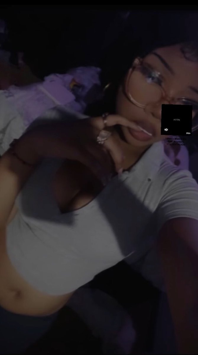 AmeliaFogeto's tweet photo. Late night post but I’m so horny https://t.co/nUwrCFF8SH