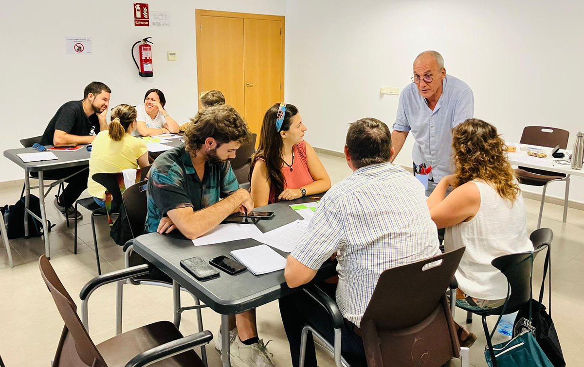 ProjectesEU_MHN's tweet photo. Bon dia! ☀️
Magnífica sessio amb @ceeivalencia a
@Rafelbunyol_Ajt al Taller https://t.co/BlUewOiglx d'eines innovadores per assessorar de manera més eficient a #empreses i persones emprenedores. #Innovació #Empreniment https://t.co/Unb6gYnjtL