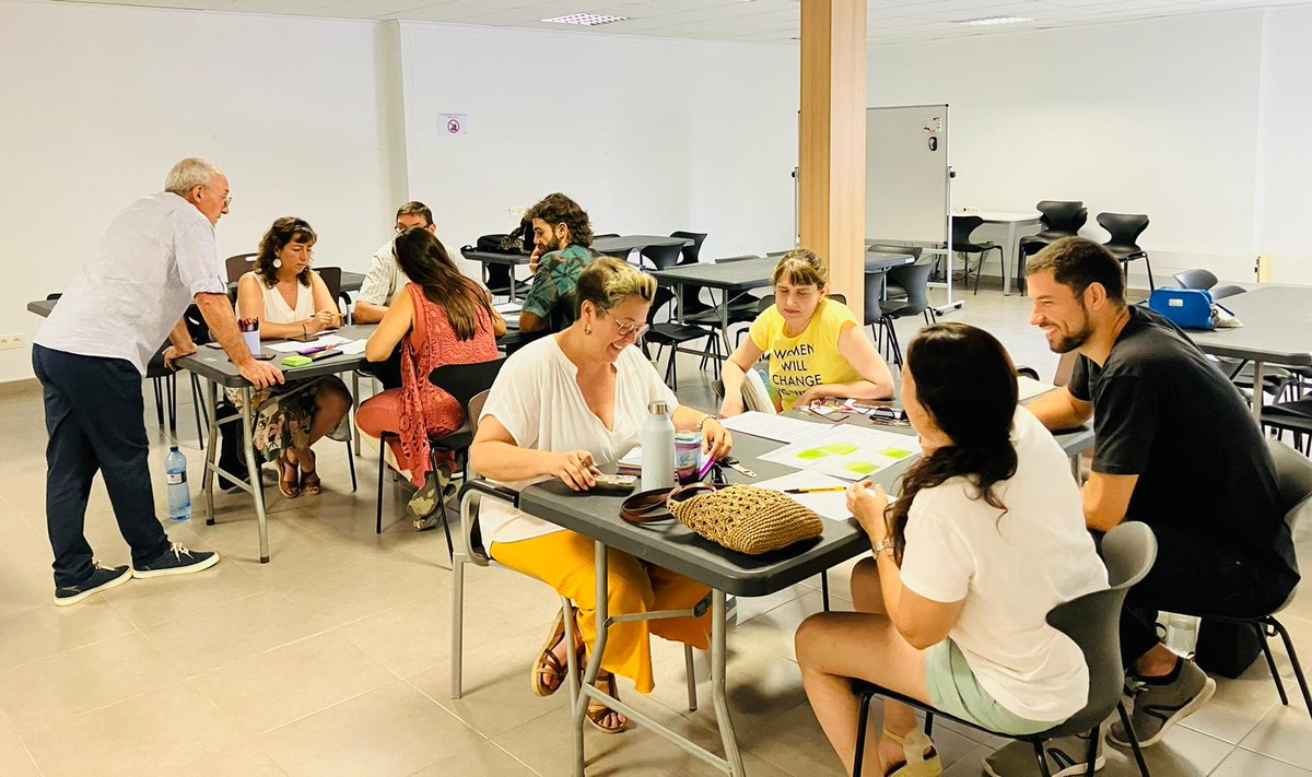 ProjectesEU_MHN's tweet photo. Bon dia! ☀️
Magnífica sessio amb @ceeivalencia a
@Rafelbunyol_Ajt al Taller https://t.co/BlUewOiglx d'eines innovadores per assessorar de manera més eficient a #empreses i persones emprenedores. #Innovació #Empreniment https://t.co/Unb6gYnjtL