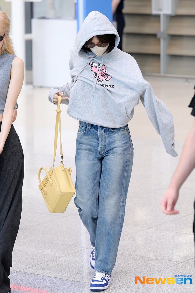 LaliceUpdates's tweet photo. [NAVER] - 23/07/19 ✈️���🇷

🔗 https://t.co/YDuL8cVZaH
🔗 https://t.co/svM9nyOrMj

#블랙핑크리사 블랙핑크 리사 
#LALISA #MONEY #LISA https://t.co/2IH2PFY5wG