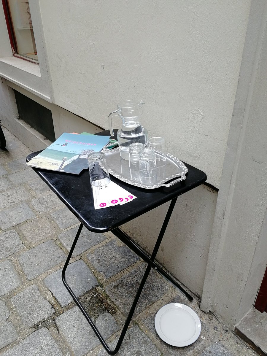 LitChicks's tweet photo. Wir haben eine Wasserstation für gefiederte, fellige und sonstige durstige Wesen eingerichtet! (und es dürfte sich schon herum gesprochen haben bei den Vogelbabys.) #sonmer #hitze #ChickLit https://t.co/YIBJySfB5v