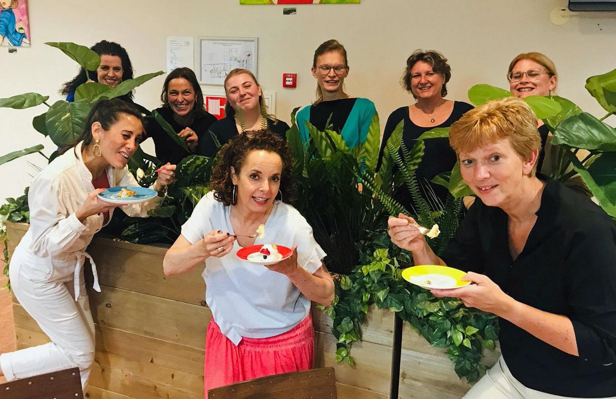 Gisteravond bij Apotheek Drie Meren in Hoofddorp waar onze Ellen bij dit superleuke team de knop op 'geven' heeft gezet. Het werd helemaal een feest door de heerlijk taart die de Brocacef Business Academy voor de training heeft langs gebracht.😃

Heel veel succes en plezier!