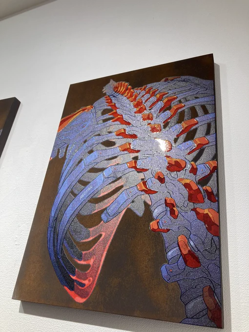 最終日滑り込みでTERUさんの個展  を観に行ってきました!元々のイラストがかっこいい所に乗っているニス盛りとリオトーン印刷(かな?)、絵柄に合っていてすごく良かったです。大きい絵は良いですね…(素朴な感想)