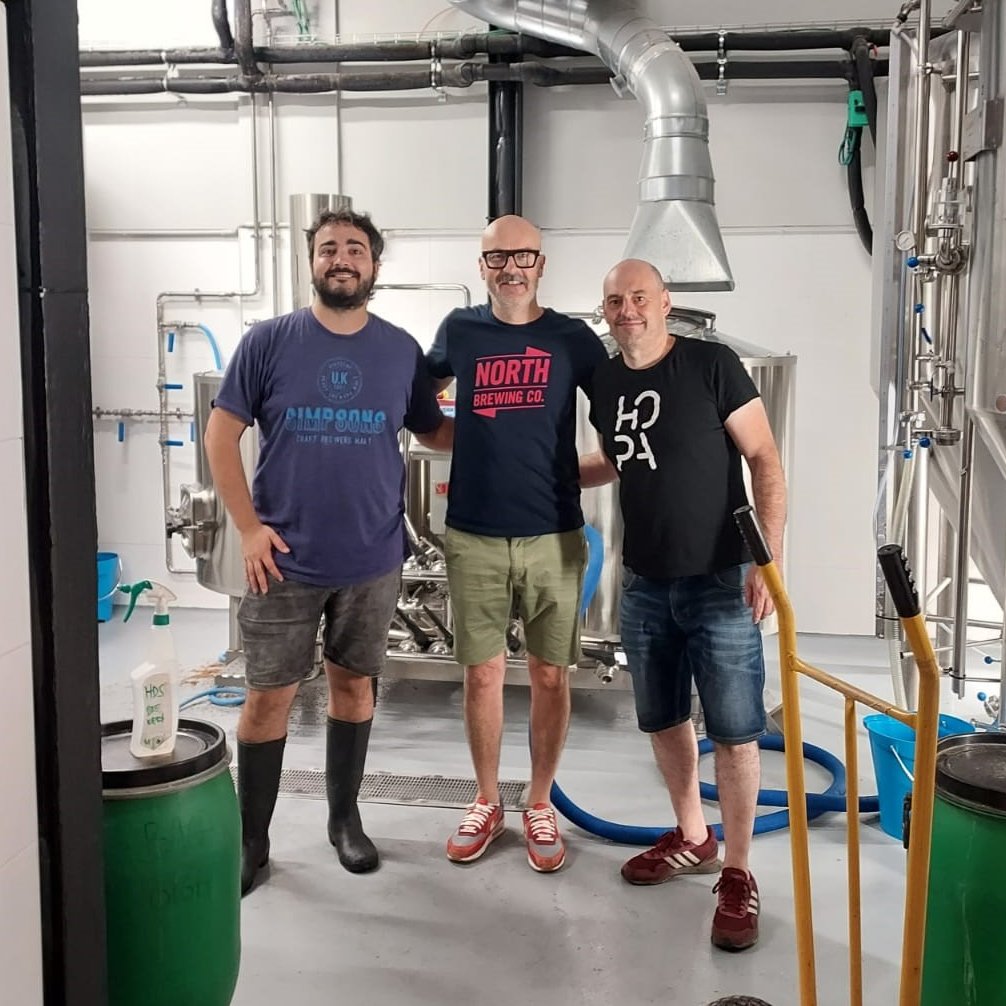 Ayer recibimos en Hopa la visita de Stephen, de <a href="/NorthBrewCo/">North Brewing Co</a> que está por aquí para hacer una colaboraciones con <a href="/MalaGissona/">Mala Gissona</a> y Bidassoa Basque Brewery.

Liteo se acercó con él a saludar al maestro Arnau de Baga Biga Faktoria.

Thanks, Stephen!

👉 hopabeerdenda.com/marca/15-north…