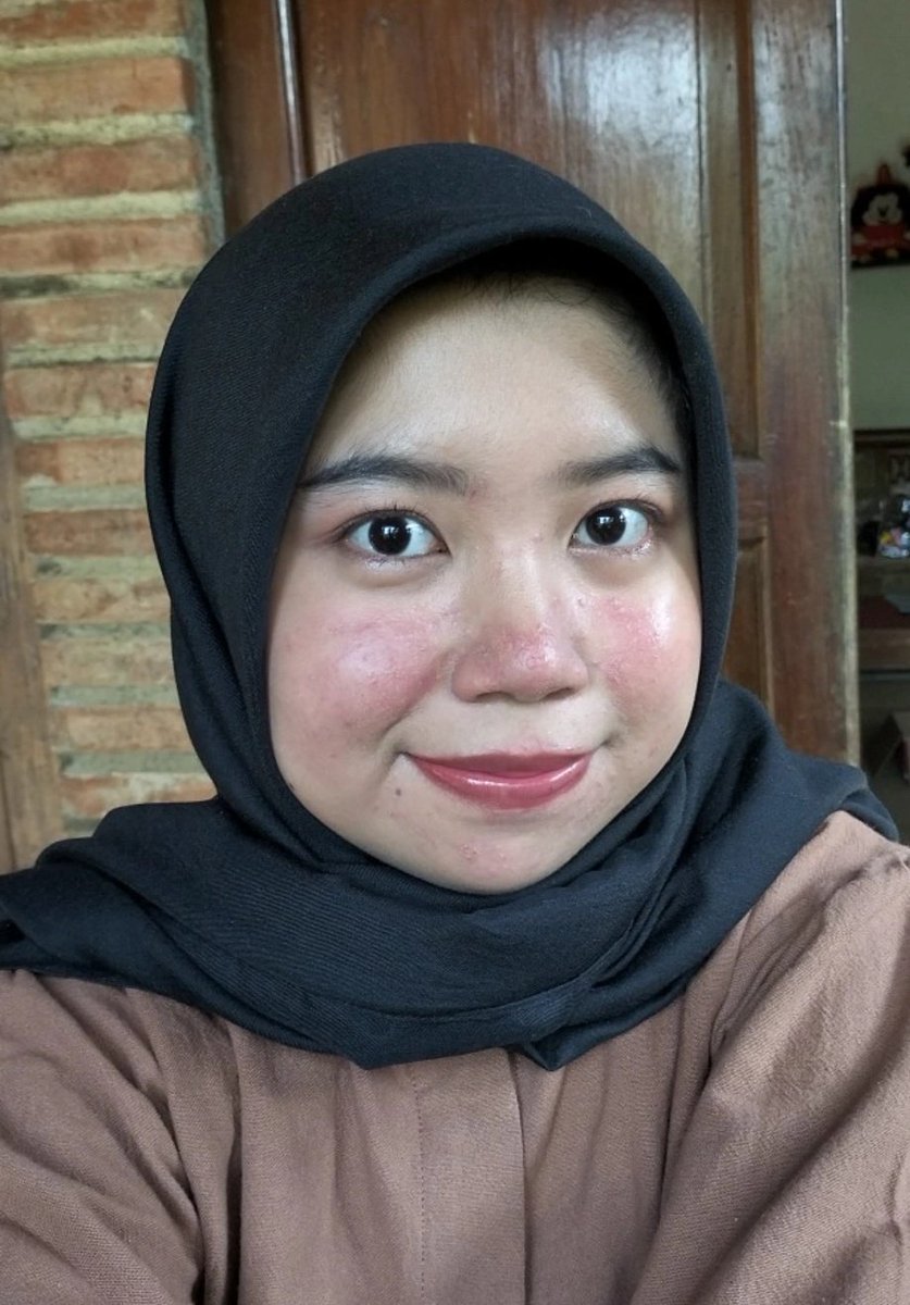 dikeyranjang's tweet photo. ✧*。hari ini aku mau racunin kalian complexion yang aku pake buat ngedate kemarin~
totalnya gasampe 50rb buat foundie+bedaknya. Hasilnya flawless dan gak dempul, ketahanannya juga mantep bgt! Detailnya aku spill di bawah⤵️
#racuninmakeup #makeup #makeupfortoday https://t.co/DCRcF7kd7w