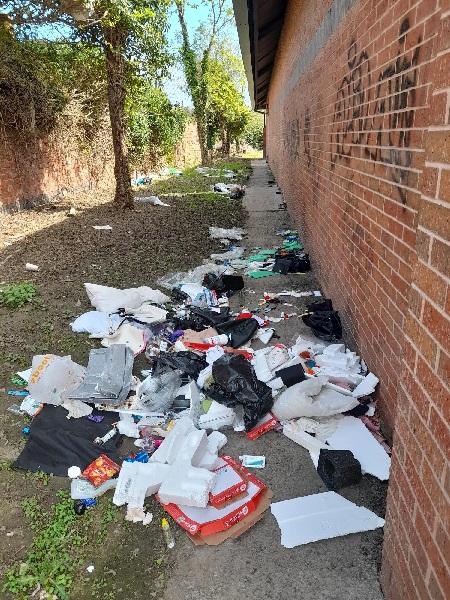 CP_North_Hub's tweet photo. Messy business premises in Bulwell cleaned up following intervention from local officers #cleanerstreets https://t.co/TvSlQZkXKi