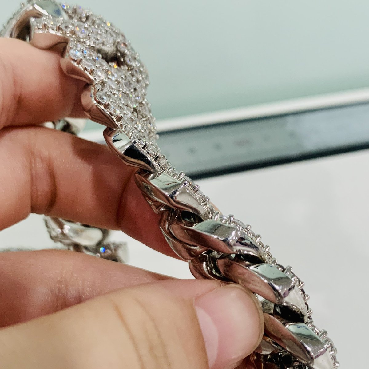 EvaCadermayShow's tweet image. 🆒🆒S925 Sterling Silver hip hop Jewelry 20mm 20inches high quality 2 rows White round moissanite diamond Cuban link chain necklace for men⛓️⛓️

#cubanlinkchain #cubanchain #hiphop #hiphopjewelry #moissnitecubanchain #menjewelry #silverjewelry