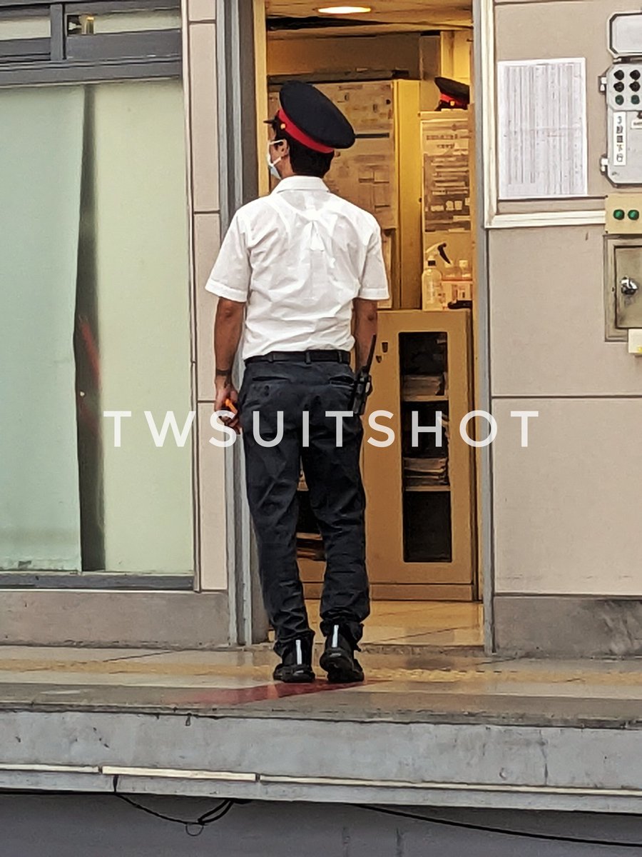 難得看到襯衫裡面穿這麼性感的吊嘎😏