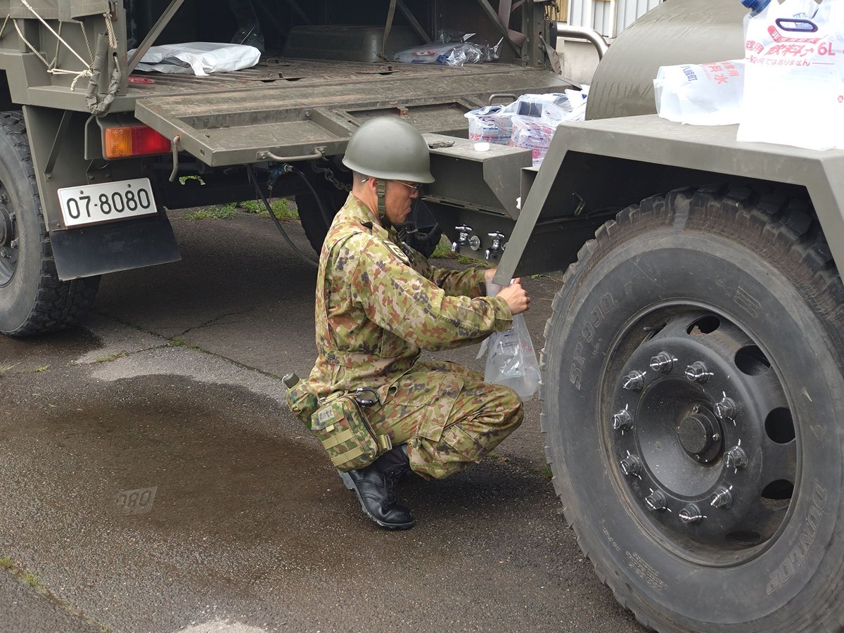 JGSDF_akita's tweet photo. 【秋田県大雨による災害派遣】
本日(1９日)も引き続き、 #八峰町 #五城目町 #男鹿市 において給水活動支援を行っております。

活動する隊員たちへの激励のコメントありがとうございます。
国民の負託にこたえるため、これからも全身全霊で臨みます。

#秋田駐屯地 #災害派遣 #大雨 https://t.co/OWmihrNxX2