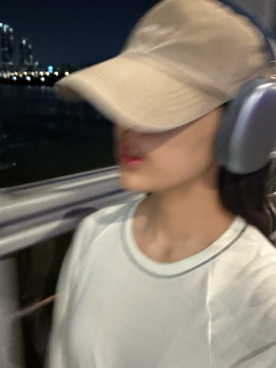 9_1_5_6_7's tweet photo. 꺄아아 밤산책 유진이🥺🥺🥺 https://t.co/edYulJO8ry