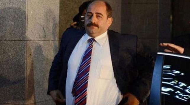 NERDE?

Bu kadar mı yani bütün Fetö‘cü? 
Hani geri kalan yarenler(!) nerde? 
Kim idi bunların koruma gücü?.. 
Bunlara kol kanat gerenler nerde?

Yargılar başladı bu son aylarda, 
Başladı tamam da yağmurda, karda, 
Bunlarla beraber aynı raylarda(!) 
Yürüyen, vagonlar trenler