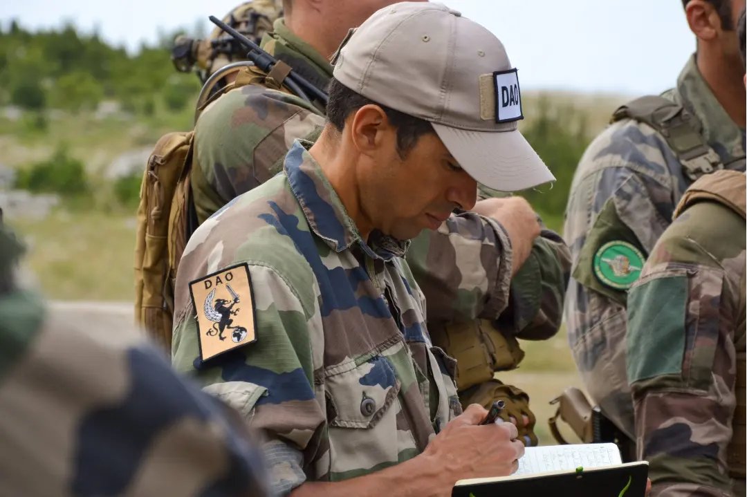 1RCA_canjuers's tweet image. Toute l'année, le DAO du #1erRCA encadre la #PrépaOPS des #ForcesTerrestres. Il conduit des exercices basés sur l'expérience du terrain et dispense des conseils, permettant aux unités d'être préparées au mieux avant projection sur les théâtres d’opérations. #AlaHauteur