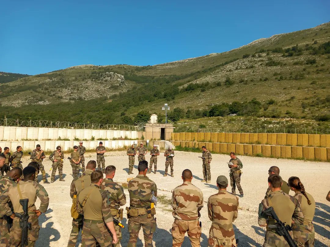 1RCA_canjuers's tweet image. Toute l'année, le DAO du #1erRCA encadre la #PrépaOPS des #ForcesTerrestres. Il conduit des exercices basés sur l'expérience du terrain et dispense des conseils, permettant aux unités d'être préparées au mieux avant projection sur les théâtres d’opérations. #AlaHauteur