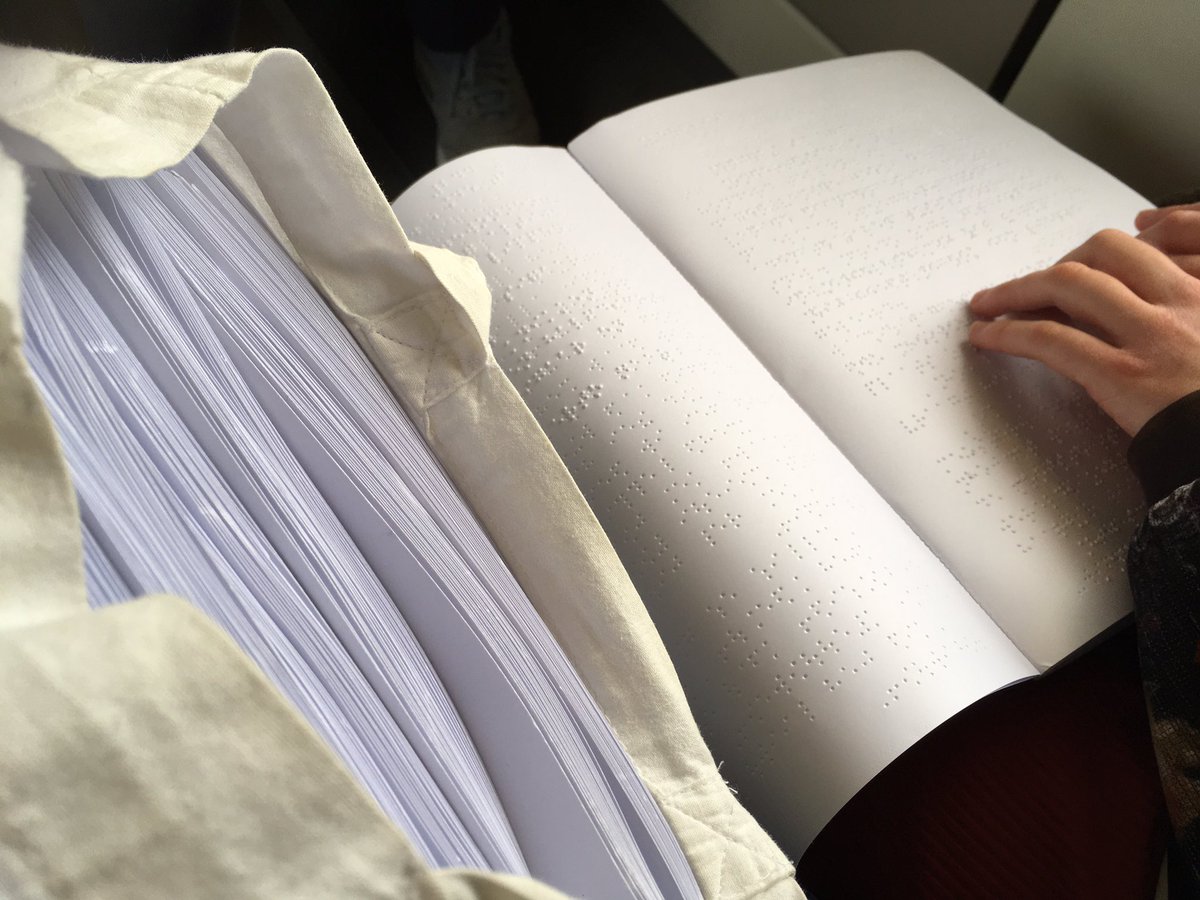 Op weg naar Bristol - de #braille boeken gaan ook mee! On the way to the UK with a bag of braille books to read!