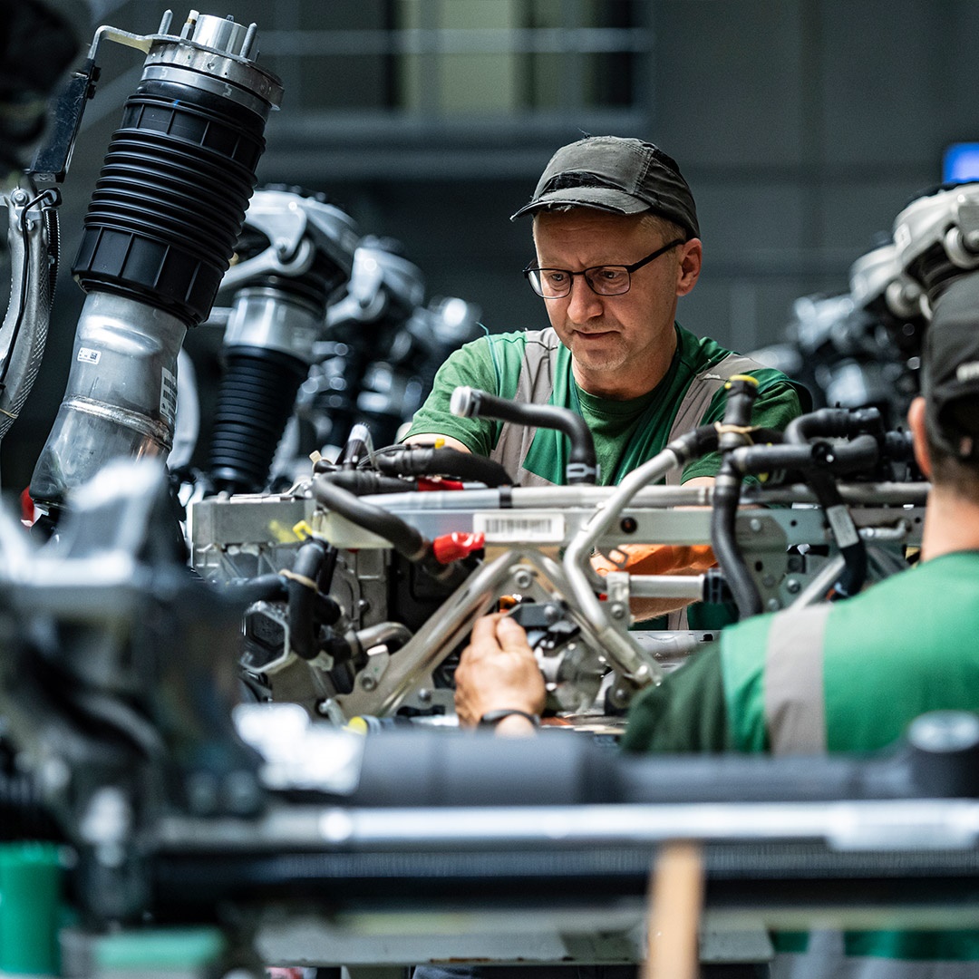 thyssenkrupp's tweet photo. Wenn's um #Autos geht, läuft nichts ohne unsere #Achsen. Denn sie sorgen dafür, dass der #Drehmoment auf die Straße kommt! 😎 Wir haben hinter die Kulissen der #Achsmontage bei unsere Kolleg:innen von #thyssenkrupp #AutomotiveSystems in Leipzig geschaut. ⬇️ https://t.co/Q6maBlpdAM