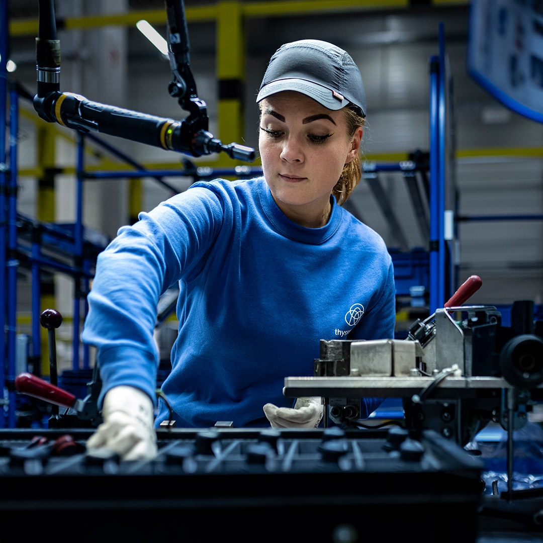 thyssenkrupp's tweet photo. Wenn's um #Autos geht, läuft nichts ohne unsere #Achsen. Denn sie sorgen dafür, dass der #Drehmoment auf die Straße kommt! 😎 Wir haben hinter die Kulissen der #Achsmontage bei unsere Kolleg:innen von #thyssenkrupp #AutomotiveSystems in Leipzig geschaut. ⬇️ https://t.co/Q6maBlpdAM
